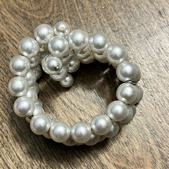 Elegant White Pearl Bracelet - Picture 2 of 2